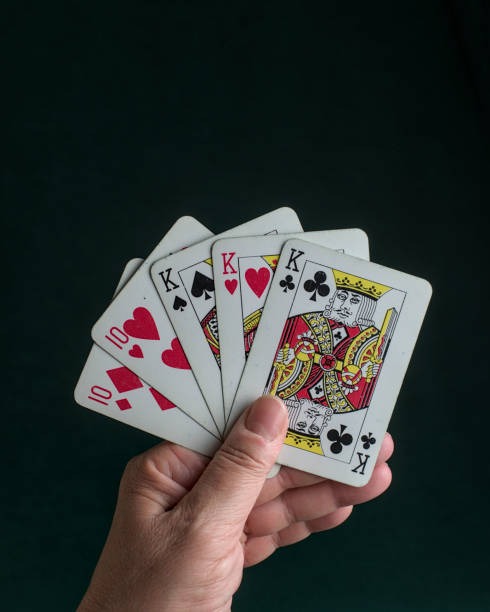 Player viewing hole cards and deciding on initial bet strategy
